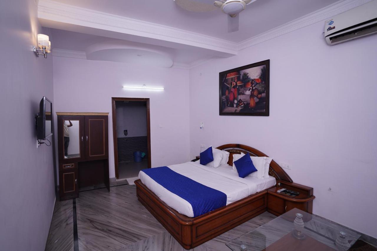 Hotel Lecston - Dwarka Sector 26 3*